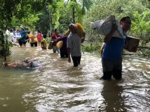 Hình ảnh cứu trợ lũ lụt