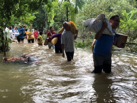 Hình ảnh cứu trợ lũ lụt