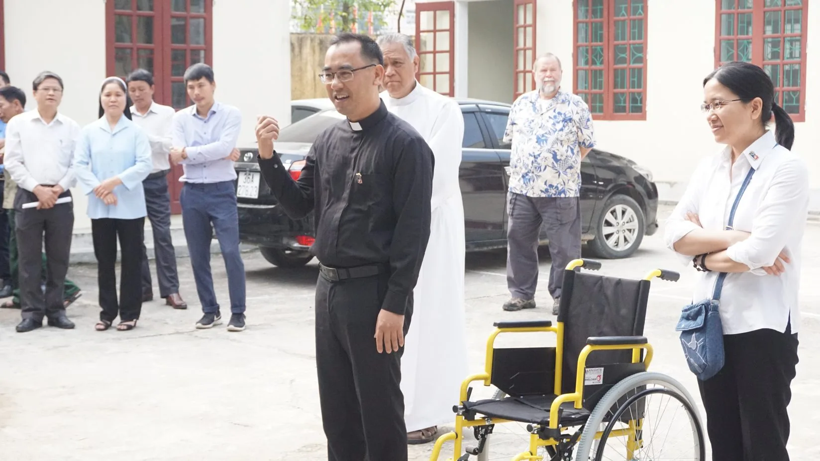 Caritas Thanh Hóa: Trao Tặng Xe Lăn, Xe Lắc Cho Người Khuyết Tật