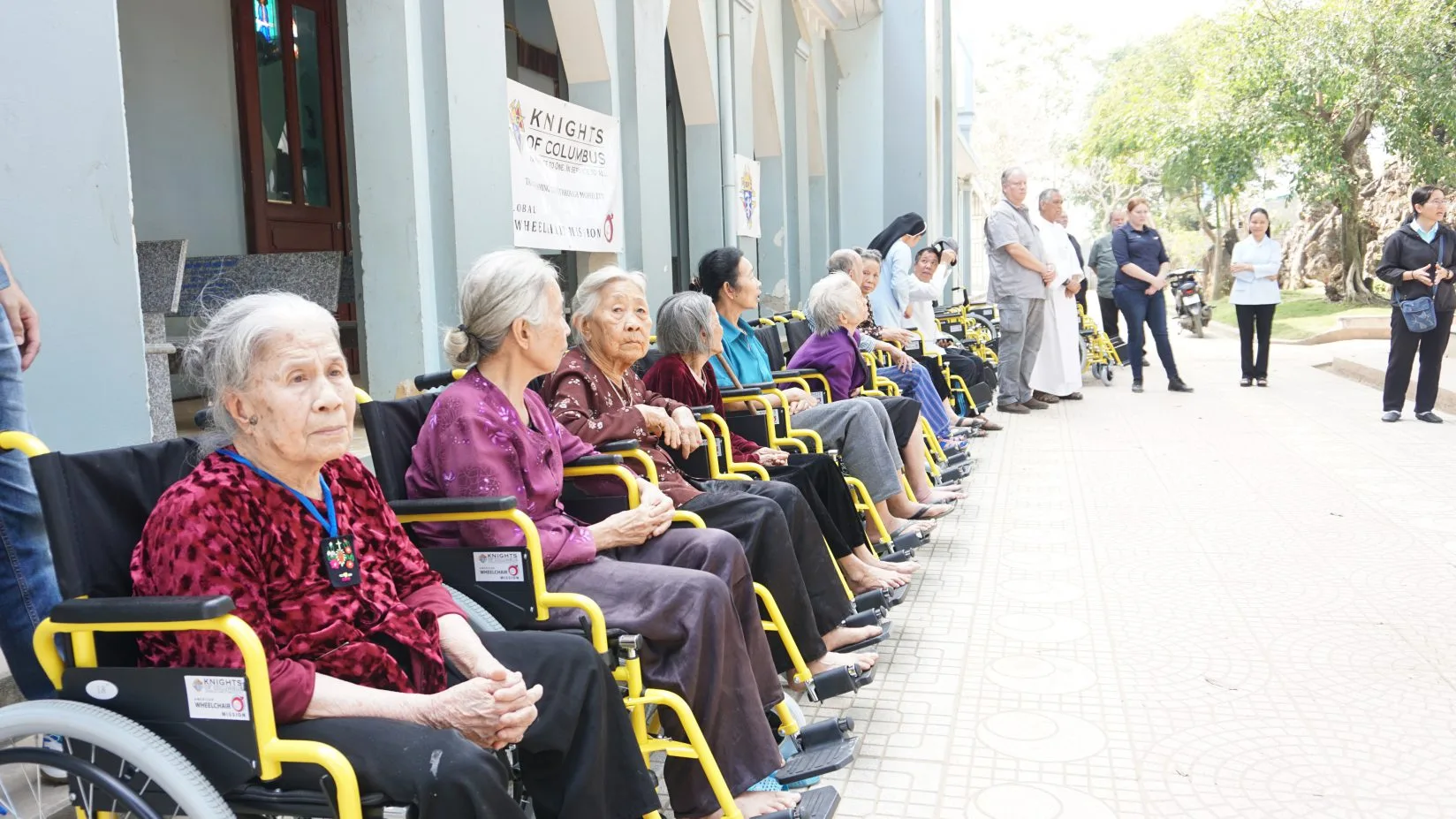 Caritas Thanh Hóa: Trao Tặng Xe Lăn, Xe Lắc Cho Người Khuyết Tật