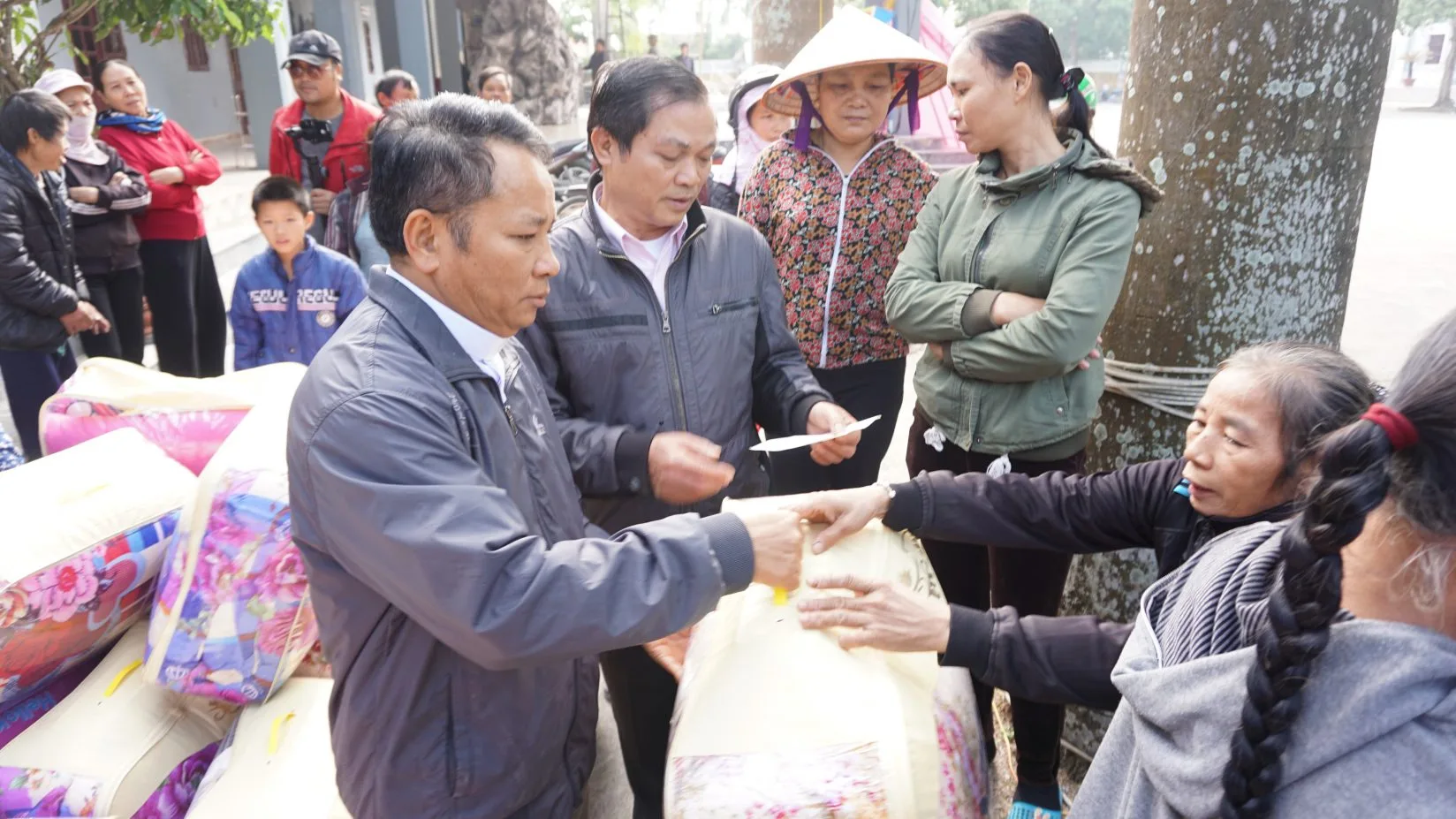Caritas Thanh Hóa: Tặng Chăn Ấm Cho Người Nghèo