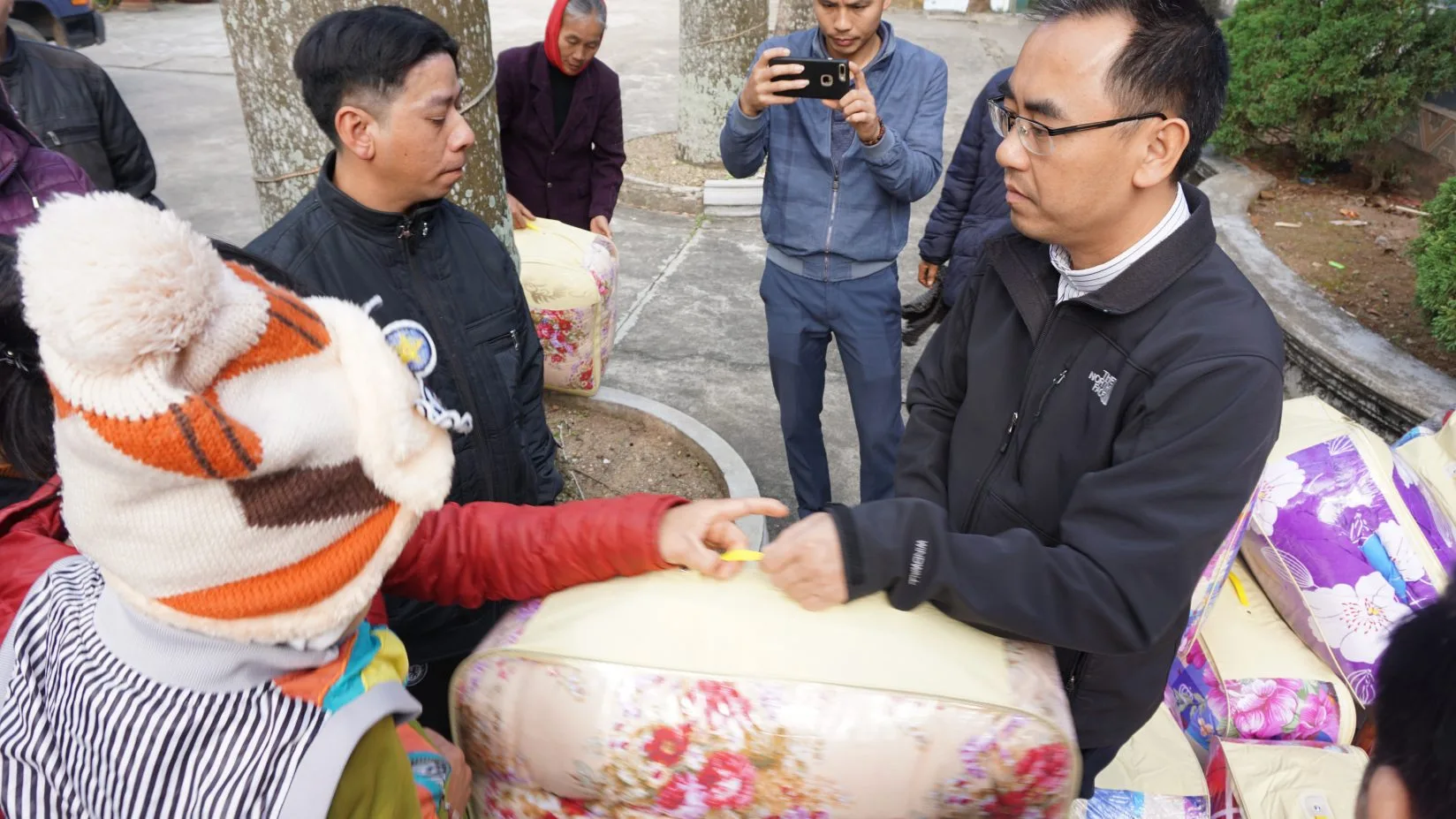 Caritas Thanh Hóa: Tặng Chăn Ấm Cho Người Nghèo