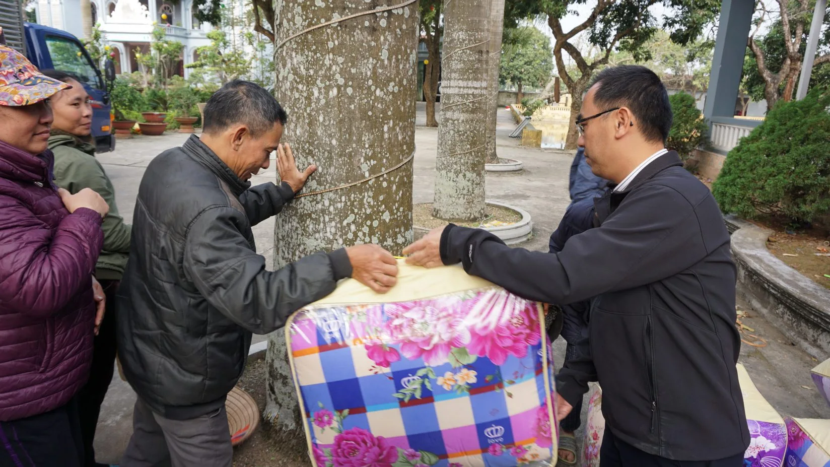 Caritas Thanh Hóa: Tặng Chăn Ấm Cho Người Nghèo