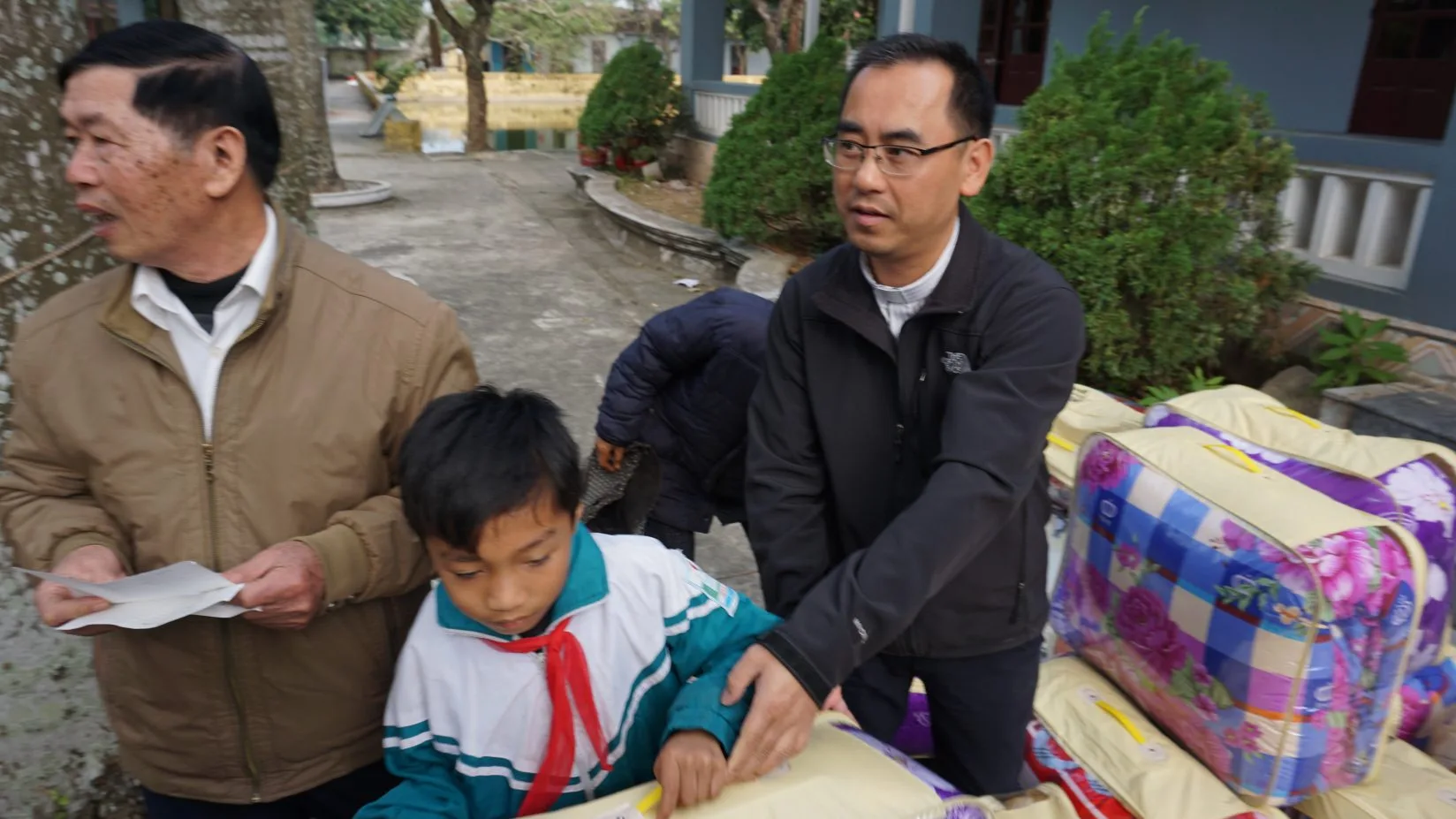 Caritas Thanh Hóa: Tặng Chăn Ấm Cho Người Nghèo