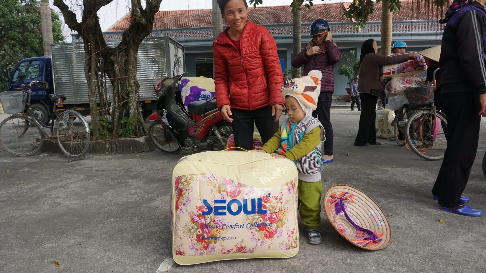 Caritas Thanh Hóa: Tặng Chăn Ấm Cho Người Nghèo