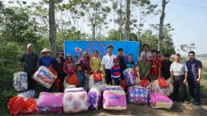 Caritas Thanh Hóa: Tặng Chăn Ấm Và Quà Cho Những Người Dân Thuyền Chài