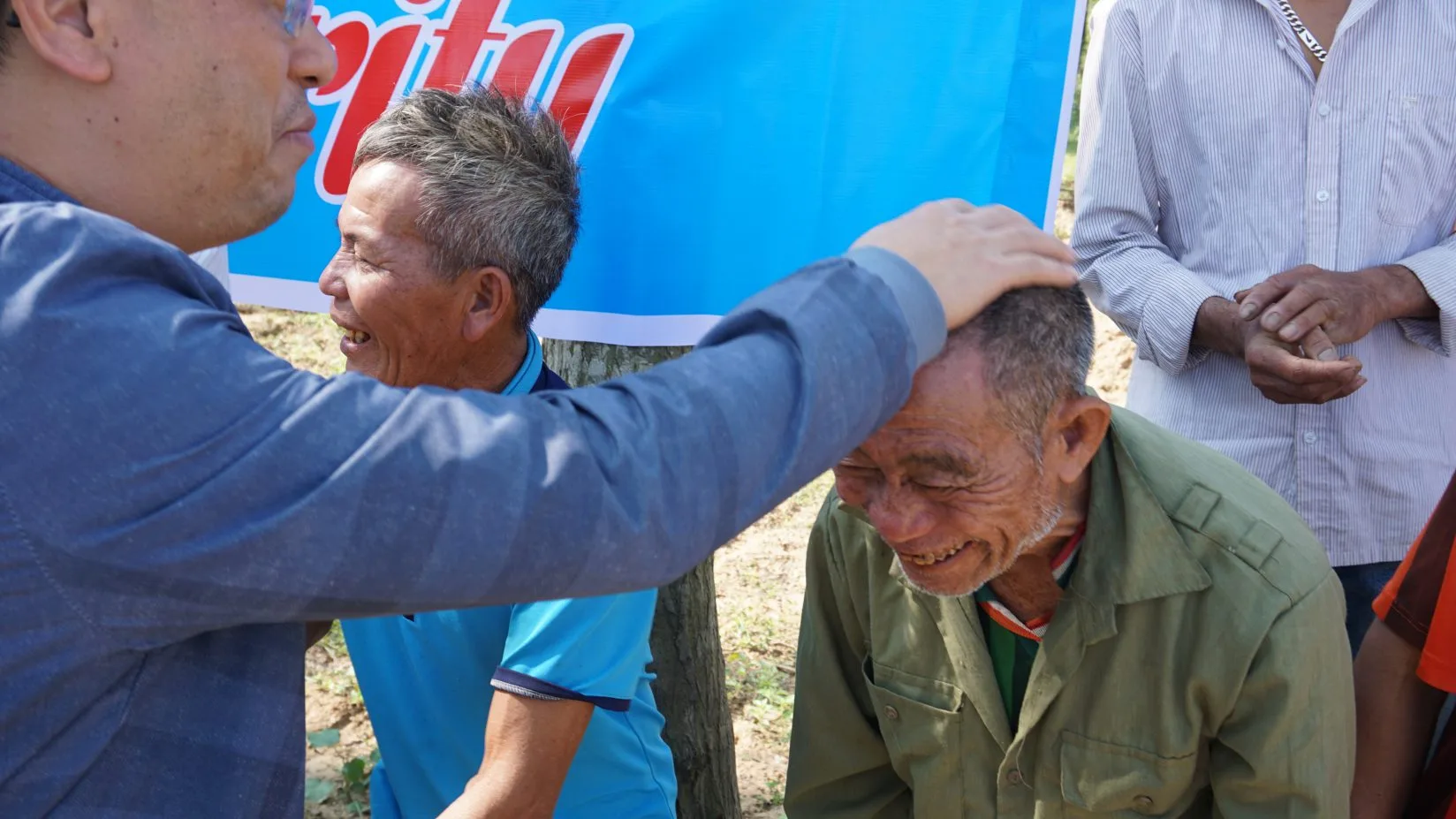 Caritas Thanh Hóa: Tặng Chăn Ấm Và Quà Cho Những Người Dân Thuyền Chài