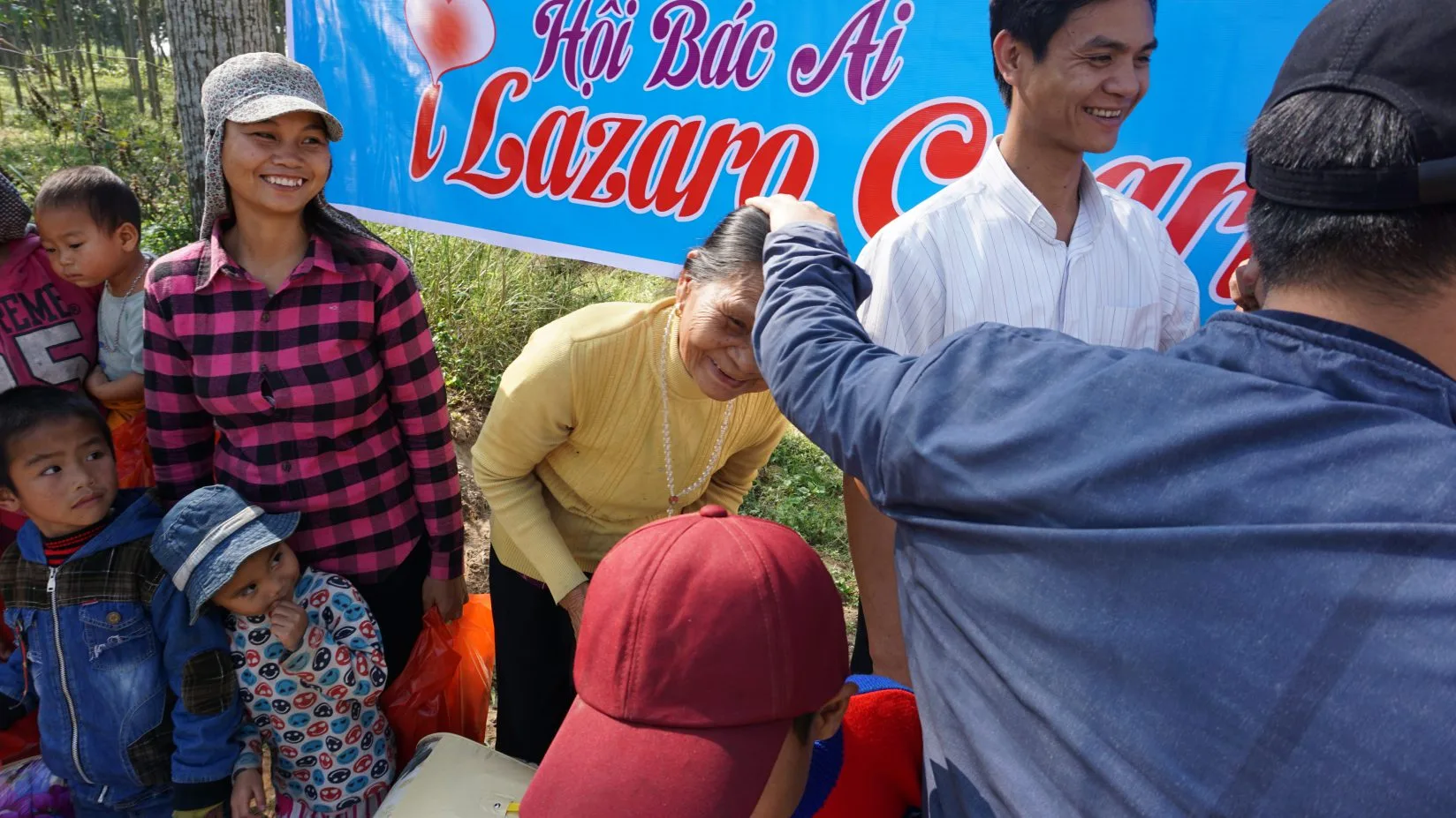 Caritas Thanh Hóa: Tặng Chăn Ấm Và Quà Cho Những Người Dân Thuyền Chài