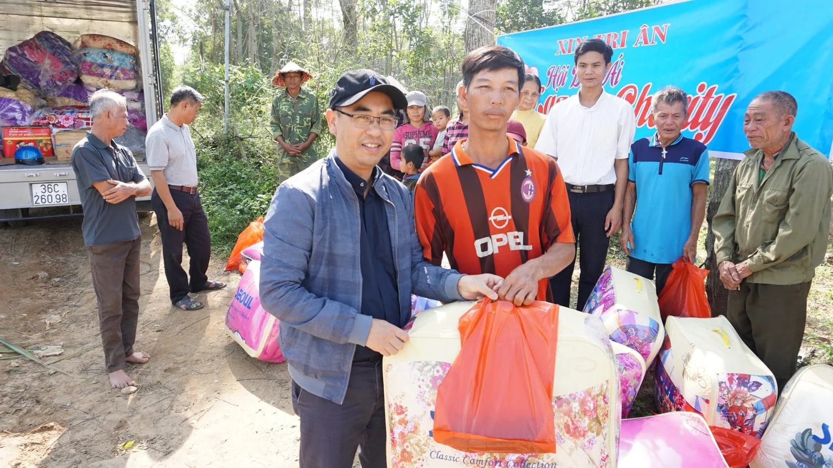 Caritas Thanh Hóa: Tặng Chăn Ấm Và Quà Cho Những Người Dân Thuyền Chài