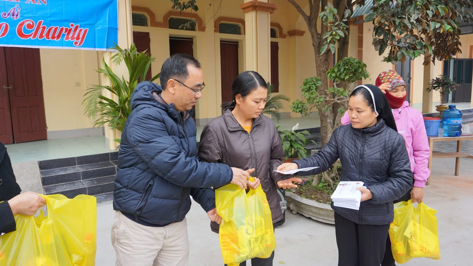 Caritas Thanh Hóa: Thăm Và Tặng Quà Tết Cho Người Nghèo và Hội Người Mù Huyện Vĩnh Lộc