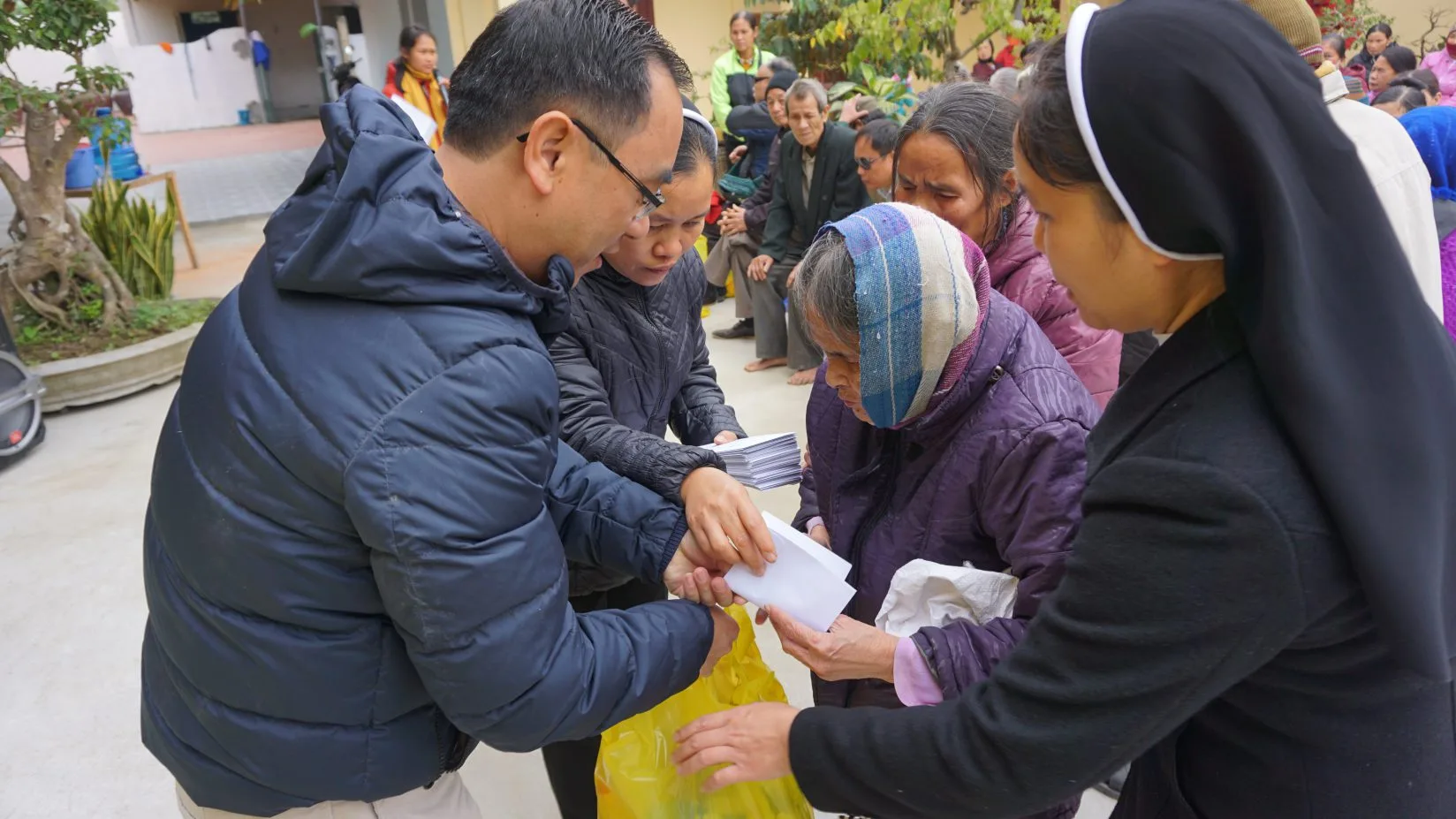 Caritas Thanh Hóa: Thăm Và Tặng Quà Tết Cho Người Nghèo và Hội Người Mù Huyện Vĩnh Lộc