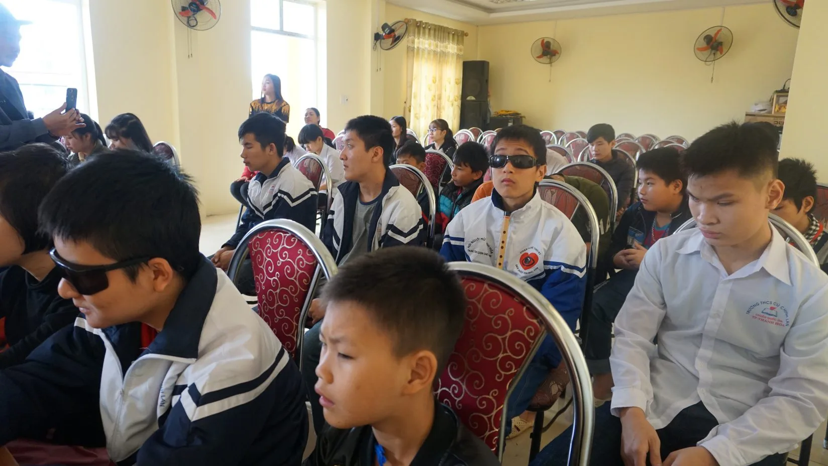 THẮP SÁNG CHO NHAU NIỀM TIN