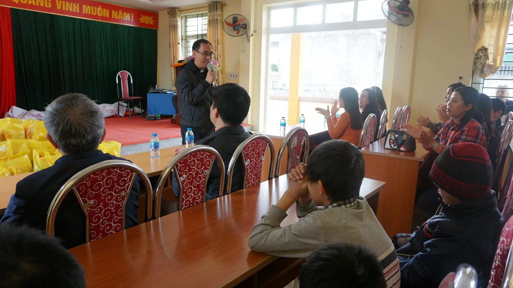 THẮP SÁNG CHO NHAU NIỀM TIN