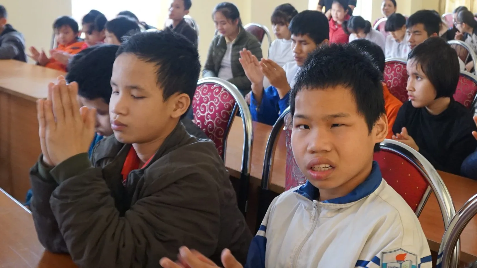 THẮP SÁNG CHO NHAU NIỀM TIN