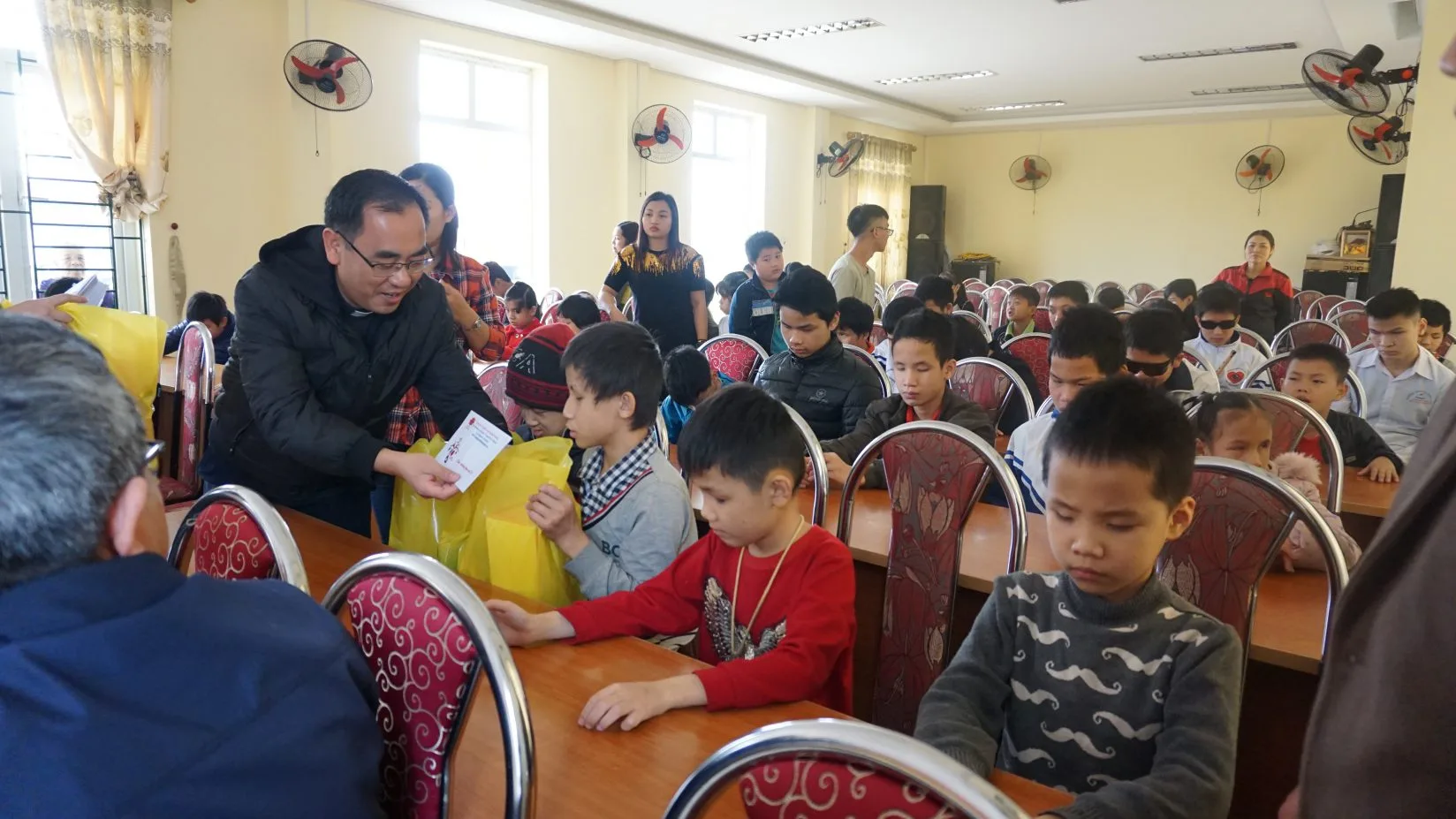 THẮP SÁNG CHO NHAU NIỀM TIN