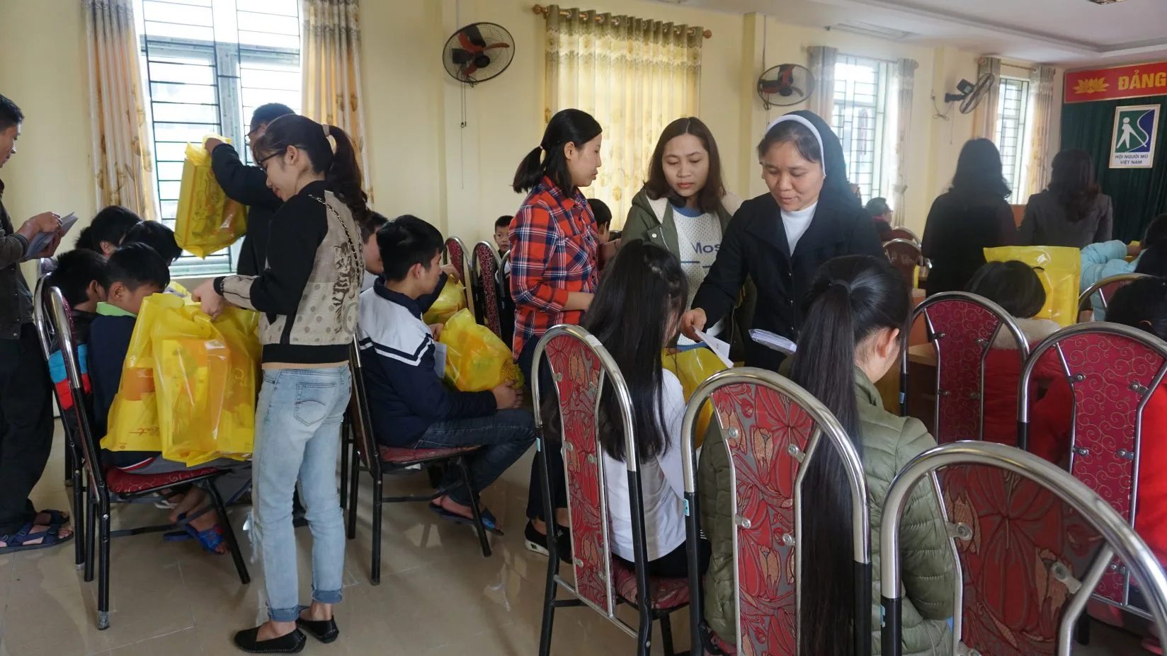 THẮP SÁNG CHO NHAU NIỀM TIN