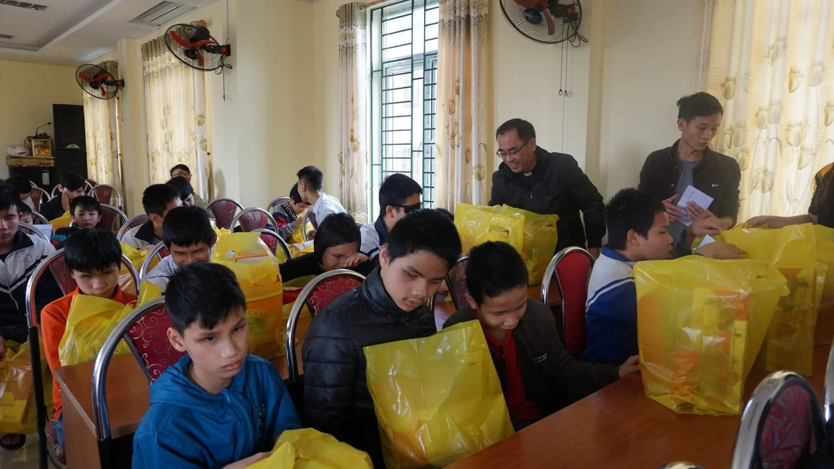 THẮP SÁNG CHO NHAU NIỀM TIN