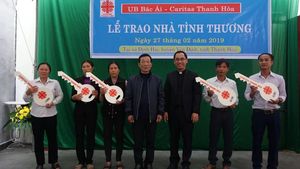 Lễ Trao Nhà Tình Thương