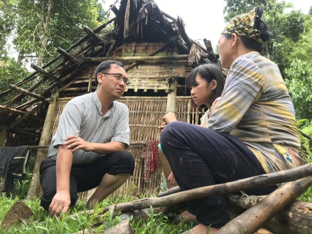“ Con khổ lắm Cha ạ ! Con khổ nhiều ”
