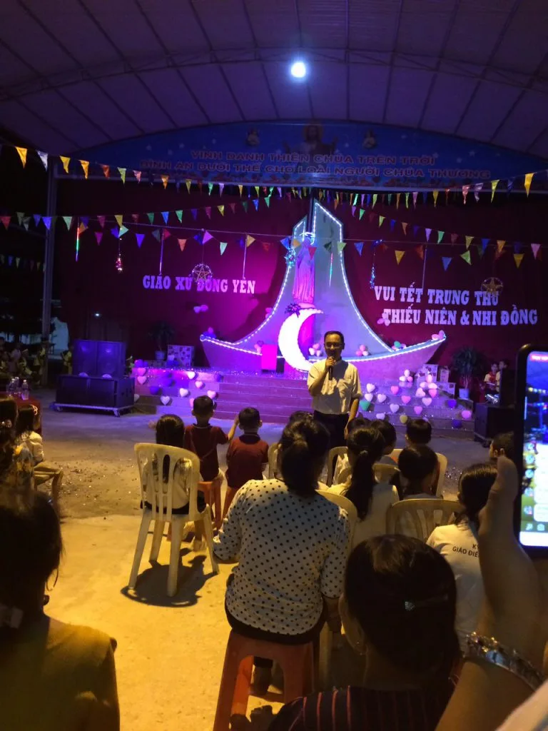CARITAS THANH HÓA TRONG “ĐÊM HỘI TRĂNG RẰM” TẠI GIÁO XỨ ĐÔNG YÊN – GIÁO PHẬN THANH HÓA