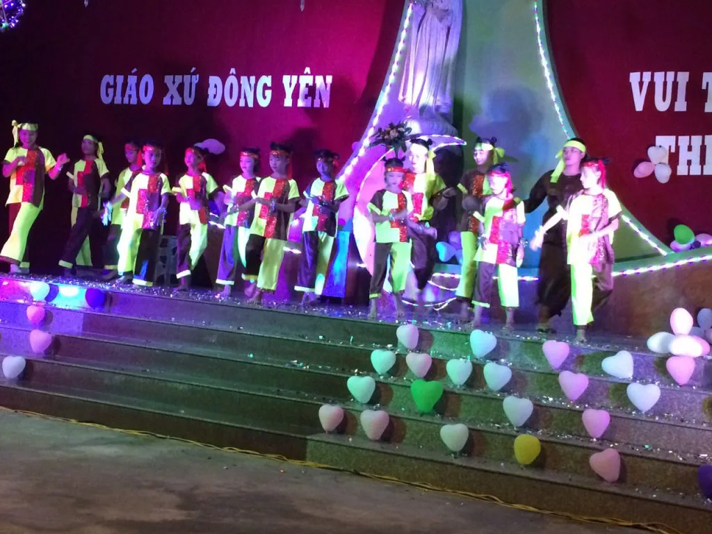 CARITAS THANH HÓA TRONG “ĐÊM HỘI TRĂNG RẰM” TẠI GIÁO XỨ ĐÔNG YÊN – GIÁO PHẬN THANH HÓA