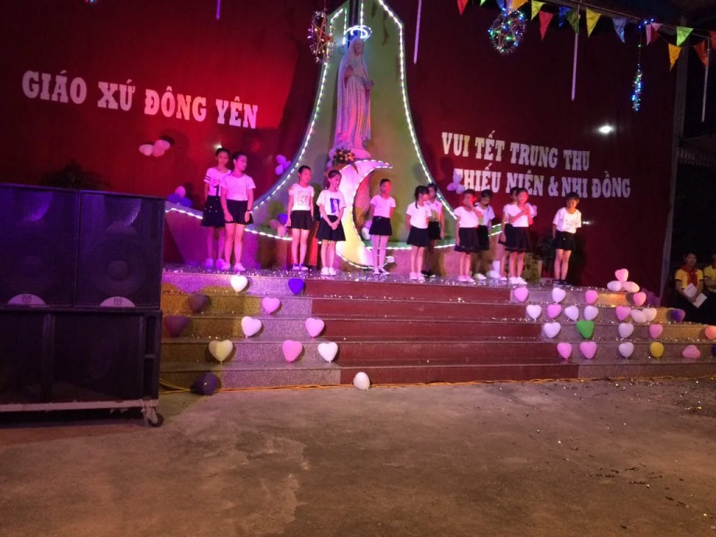 CARITAS THANH HÓA TRONG “ĐÊM HỘI TRĂNG RẰM” TẠI GIÁO XỨ ĐÔNG YÊN – GIÁO PHẬN THANH HÓA