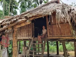 CHỊ EM GÁI NHƯ TRÁI CAU NON