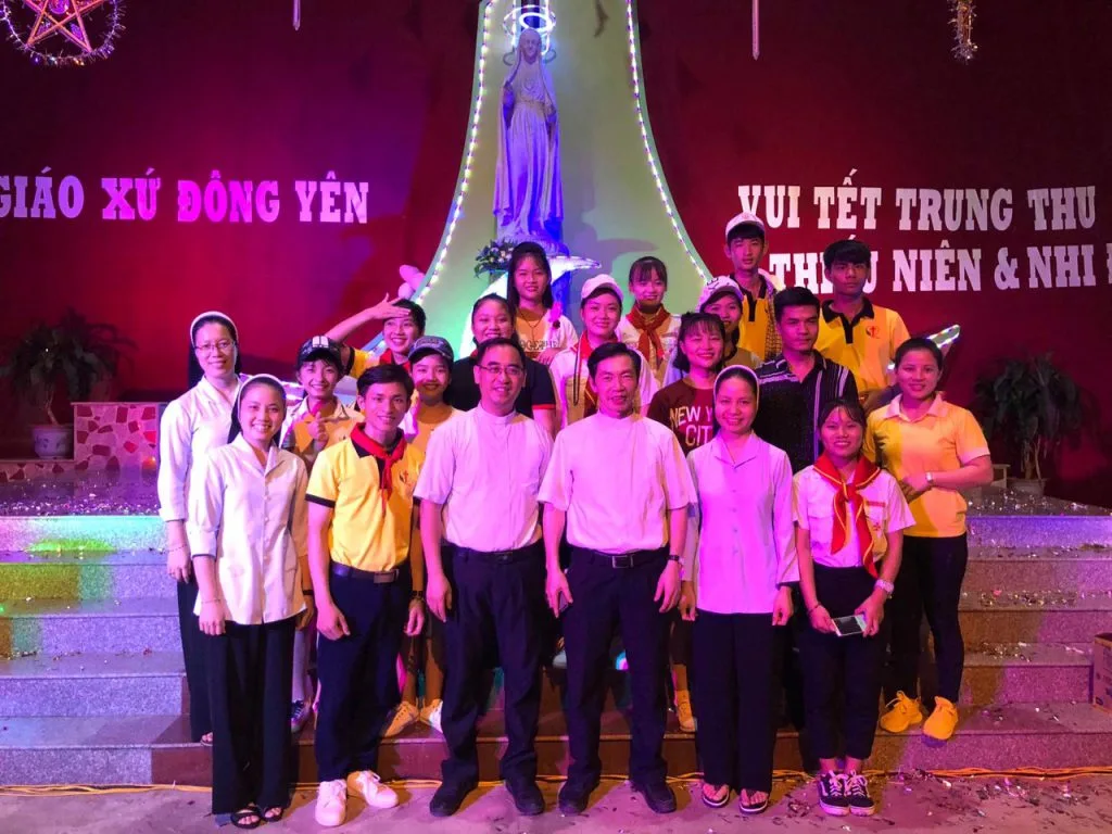 CARITAS THANH HÓA TRONG “ĐÊM HỘI TRĂNG RẰM” TẠI GIÁO XỨ ĐÔNG YÊN – GIÁO PHẬN THANH HÓA