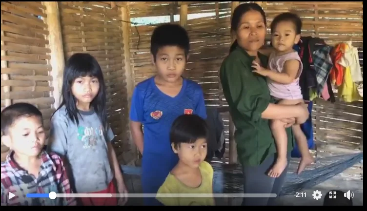 Đến thăm gia đình anh Bùi Văn Chuông và chị Lê Thị Ngọc (thôn Thành Sơn, xã Kiên Thọ, huyện Ngọc Lặc, tỉnh Thanh Hóa)