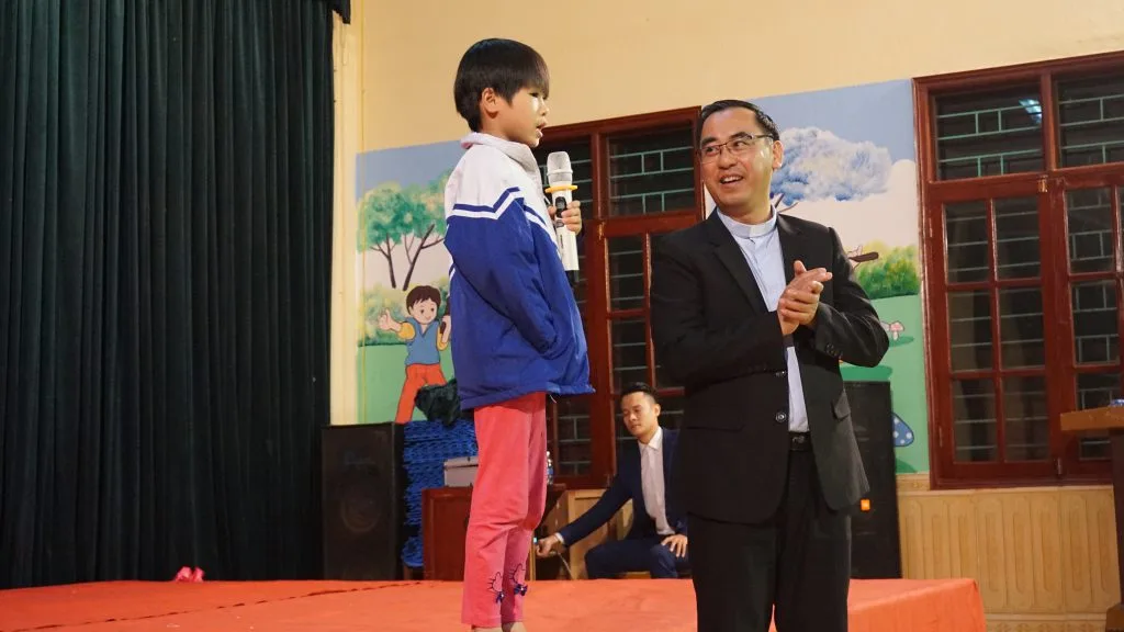 ĐEM NIỀM VUI GIÁNG SINH ĐẾN VỚI LÀNG TRẺ EM SOS THANH HOÁ