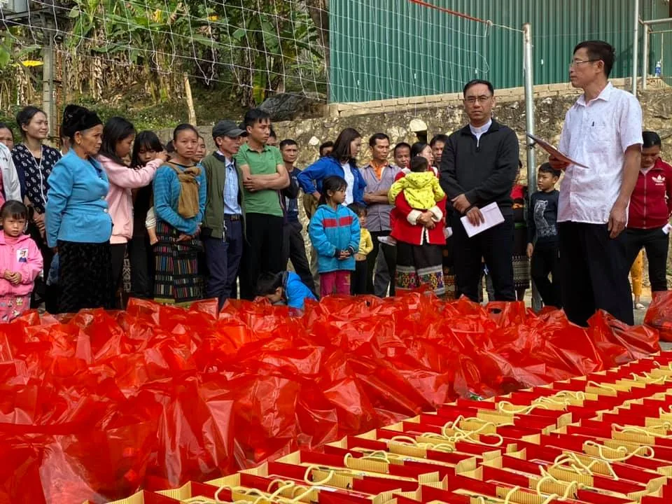Đem hơi ấm mùa Xuân đến cho bà con dân tộc thiểu số tại xã Mường Chanh, huyện Mường Lát, tỉnh Thanh Hoá