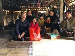 Tiếng khóc nghẹn ngào của đứa con bị mẹ bỏ lại để đi tìm hạnh phúc mới cho riêng mình