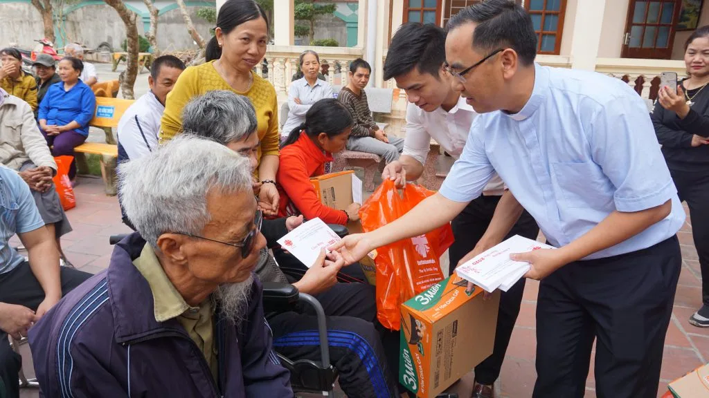 Trao quà Tết cho hội người mù tỉnh Thanh Hóa