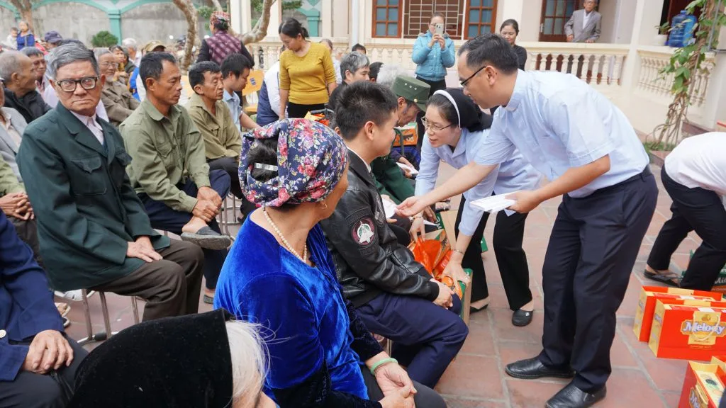 Trao quà Tết cho hội người mù tỉnh Thanh Hóa
