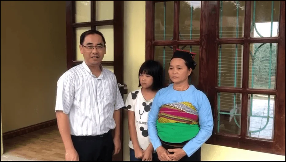 Trao nhà tình thương cho bà Hà Thị Liên, dân tộc Mường, thôn Chiếu, xã Quang Hiến, huyện Lang Chánh, tỉnh Thanh Hóa.