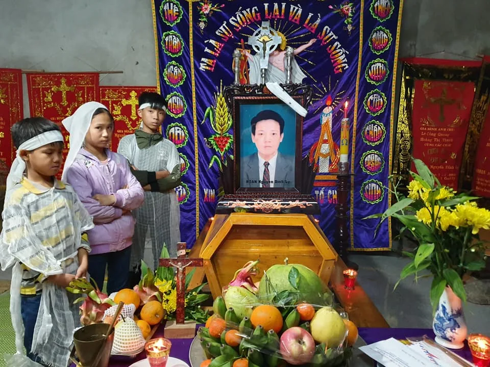 XIN HÃY THƯƠNG BA CHÁU NHỎ MỒ CÔI