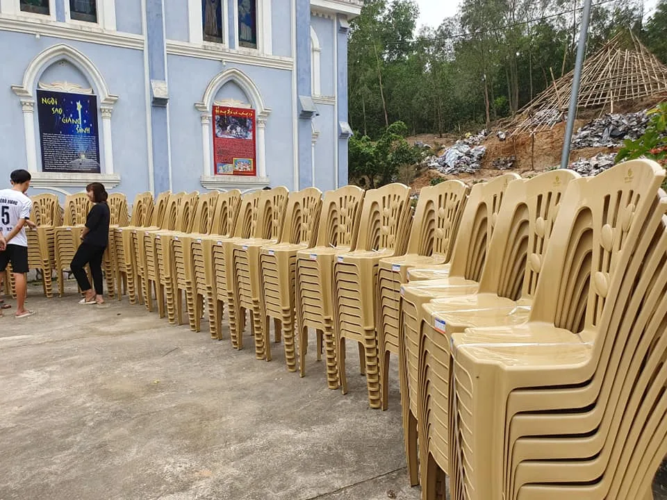 Trao Ghế Cho Giáo Xứ Yên Sơn