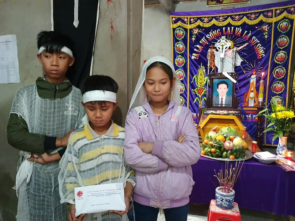 XIN HÃY THƯƠNG BA CHÁU NHỎ MỒ CÔI
