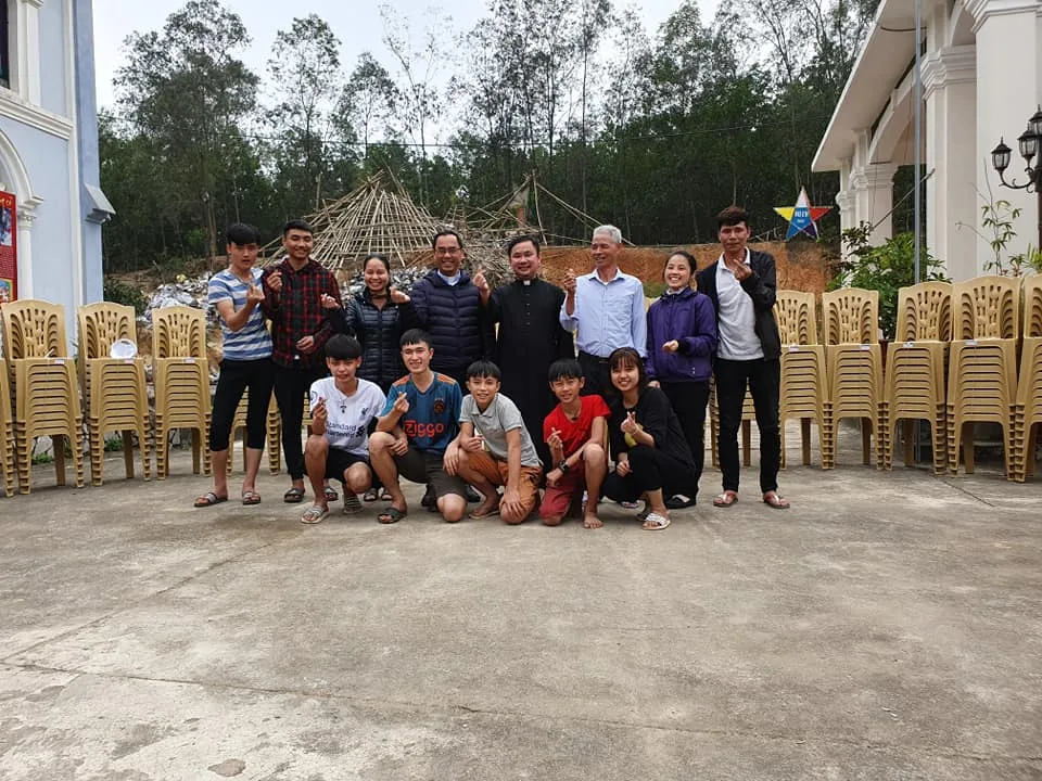 Trao Ghế Cho Giáo Xứ Yên Sơn