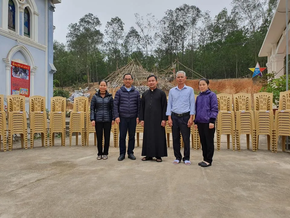 Trao Ghế Cho Giáo Xứ Yên Sơn