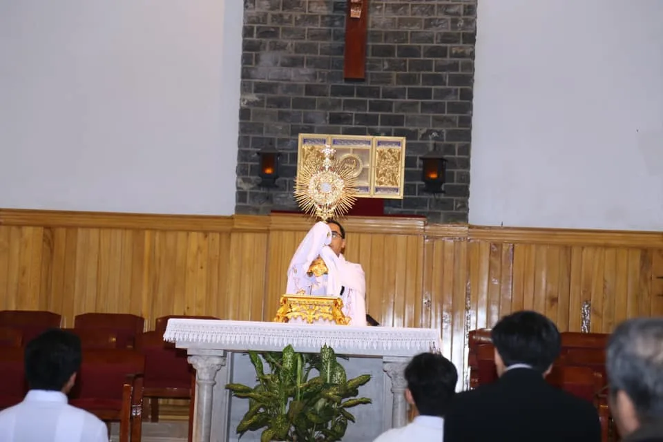 ĐỨC ÁI: ÁNH SÁNG GIỮA ĐÊM ĐEN