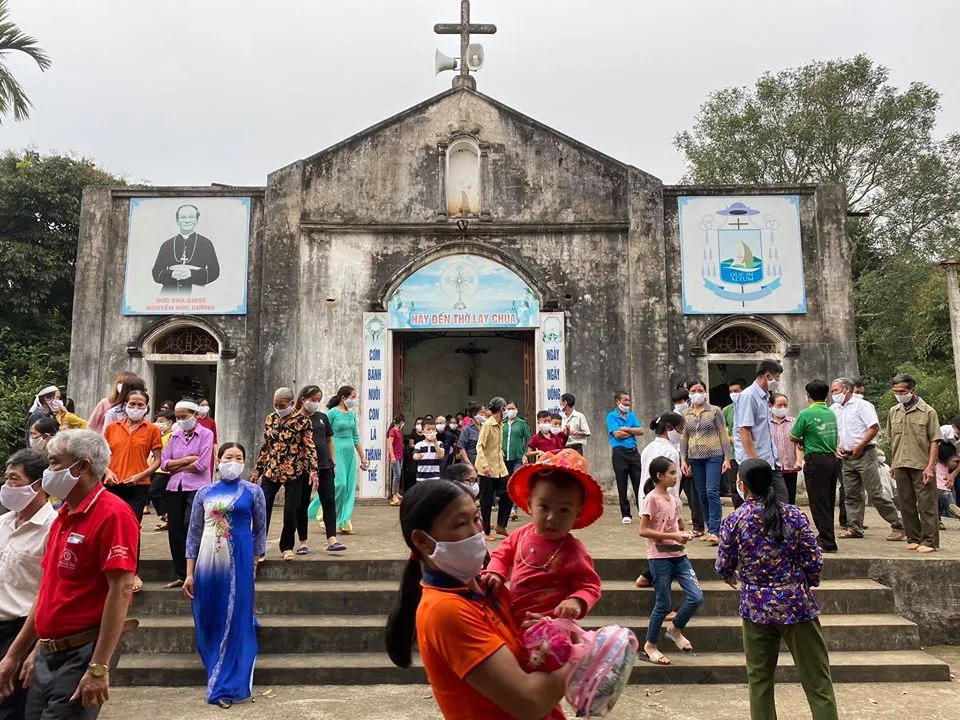 CARITAS GIÁO PHẬN THANH HÓA: TRAO TẶNG ÁNH SÁNG PHỤC SINH TRONG CƠN ĐẠI DỊCH