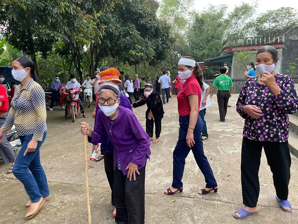 CARITAS GIÁO PHẬN THANH HÓA: TRAO TẶNG ÁNH SÁNG PHỤC SINH TRONG CƠN ĐẠI DỊCH