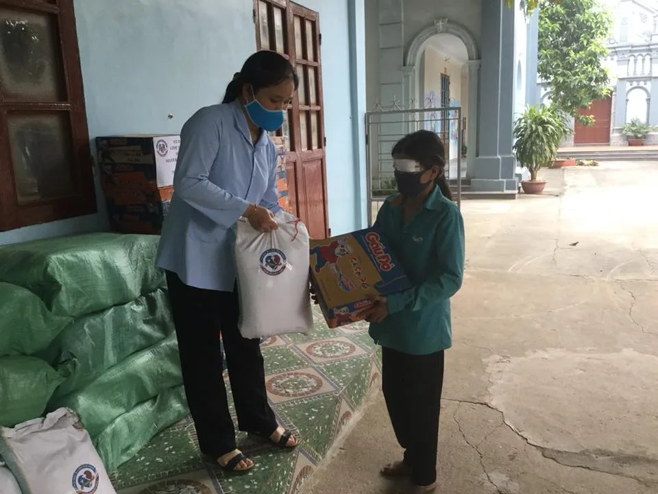 CARITAS GIÁO PHẬN THANH HÓA: TRAO TẶNG ÁNH SÁNG PHỤC SINH TRONG CƠN ĐẠI DỊCH