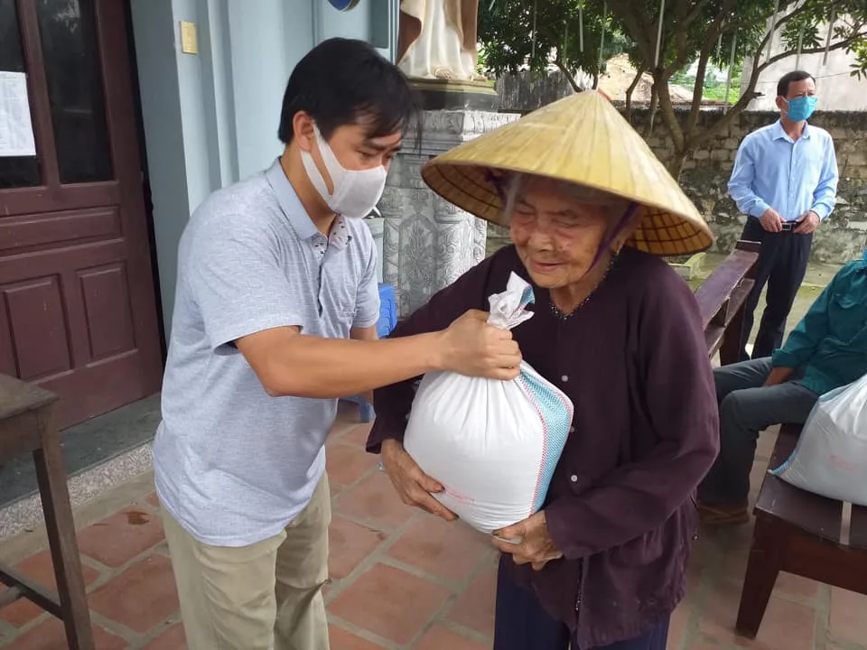 CARITAS GIÁO PHẬN THANH HÓA: TRAO TẶNG ÁNH SÁNG PHỤC SINH TRONG CƠN ĐẠI DỊCH