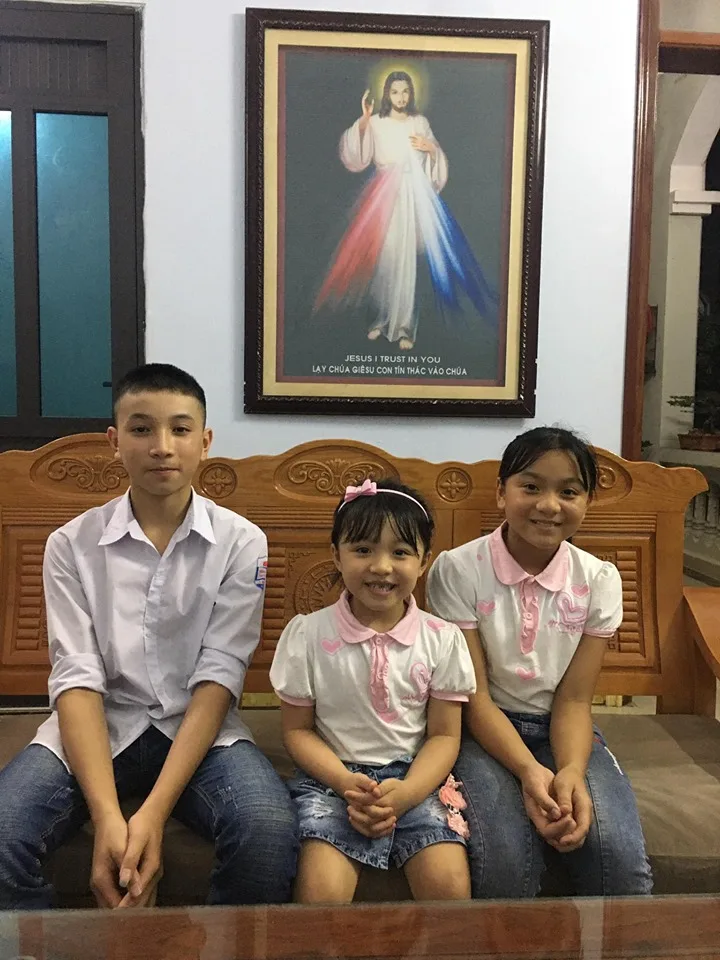 CARITAS GIÁO PHẬN THANH HÓA: TRAO TẶNG ÁNH SÁNG PHỤC SINH TRONG CƠN ĐẠI DỊCH