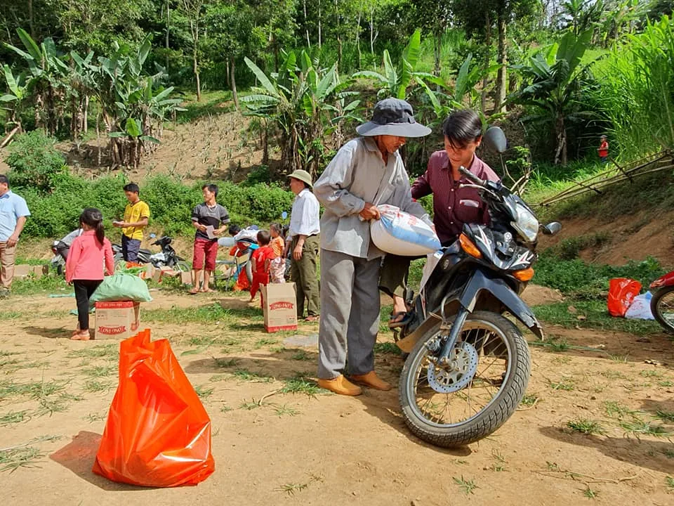 Trao quà cho bà con bản Mông – huyện Mường Lát, tỉnh Thanh Hoá. Xin hết lòng cảm ơn Hội Bác Ái Ilazaro đã tài trợ quà cho chuyến đi này