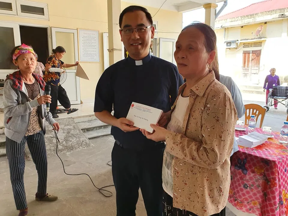 THĂM CÁC BỆNH NHÂN PHONG CÙI TẠI TRAI PHONG QUỲNH LẬP, HUYỆN QUỲNH LƯU, TỈNH NGHỆ AN