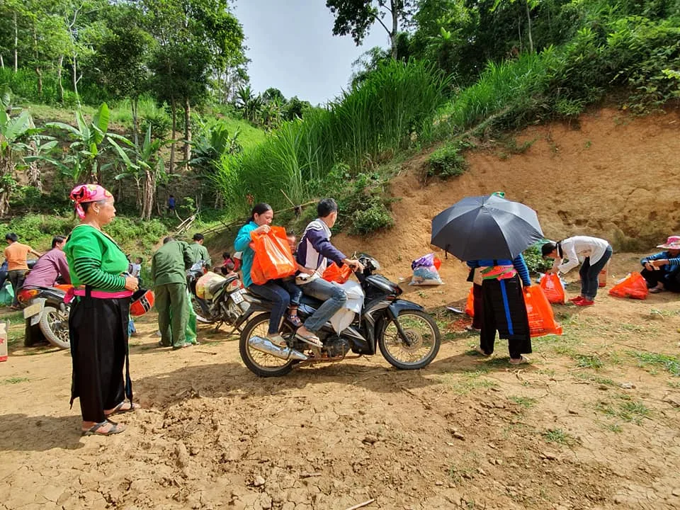 Trao quà cho bà con bản Mông – huyện Mường Lát, tỉnh Thanh Hoá. Xin hết lòng cảm ơn Hội Bác Ái Ilazaro đã tài trợ quà cho chuyến đi này