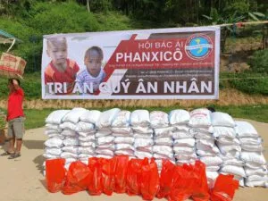 Trao quà cho bà con dân tộc H’Mong tại bản Cá Nọi, xã Pù Nhi, huyện Mường Lát, tỉnh Thanh Hoá.